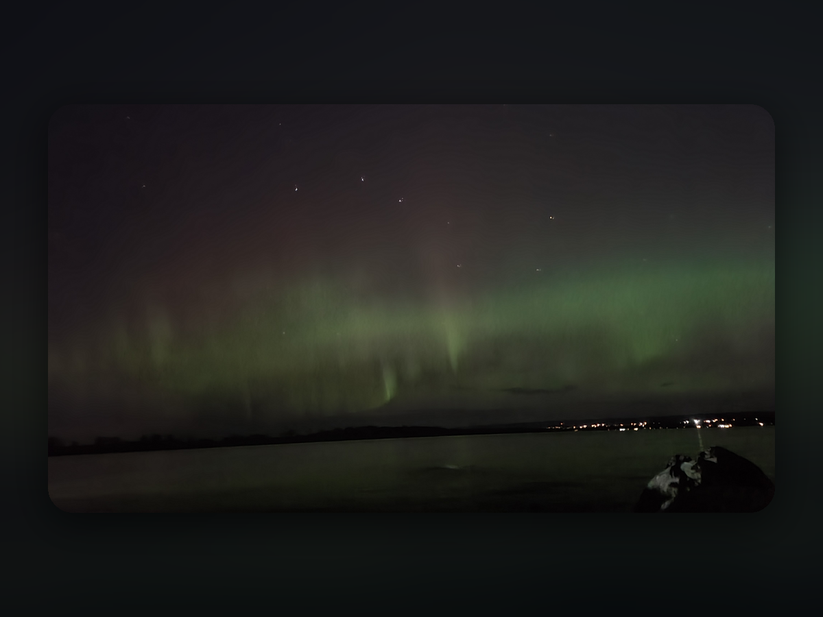 Ein grüner Polarlichtvorhang über einem See bei Ottawa in Kanada, darüber der Große Wagen am Himmel